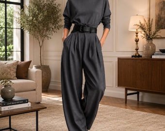 Conjunto de top de cuello alto y pantalón ancho para mujer, atuendo casual elegante y moderno.