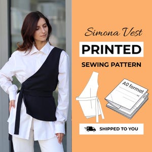 Può includere: Un gilet a portafoglio nero indossato sopra una camicia bianca. La grafica arancione mostra il testo Simona Vest PRINTED SEWING PATTERN, un disegno al tratto del gilet, una pila di carta etichettata A0 format e un'icona di camion con il testo SHIPPED TO YOU.
