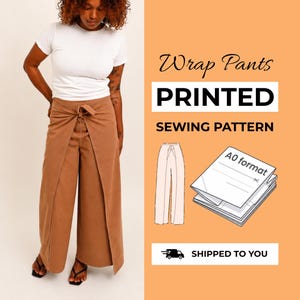 Peut inclure: Un pantalon portefeuille marron avec une taille à nouer, porté par un modèle avec un t-shirt blanc. L'image contient le texte Wrap Pants PRINTED SEWING PATTERN, une illustration du pantalon et une icône de papier plié marquée A0 format.