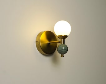 Handgefertigte Marmor-Wandleuchte, grüne Steinkugelleuchte, skulpturale Beleuchtung, sanftes Licht, starker Charakter