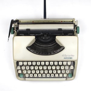 Olympia Splendid 33 - German Keyboard - Include New ribbon black & red - manual portable Typewriter