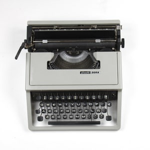 Olivetti Dora - Vintage Typewriter - New ribbon Black & red