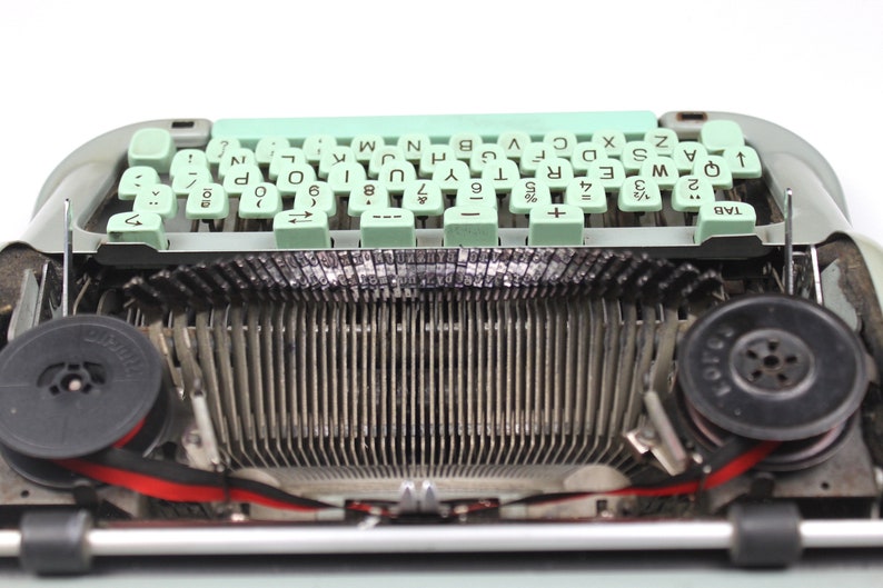 Hermes 3000 Portable Typewriter Spanish Keyboard Include Back and Red