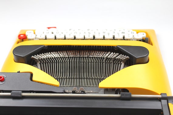 Olivetti Lettera 12 - Vintage Typewriter - New Ribbon Black