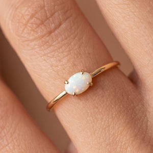 Opal ädelsten minimalistisk ring, oval slipad födelsesten solitaire ring