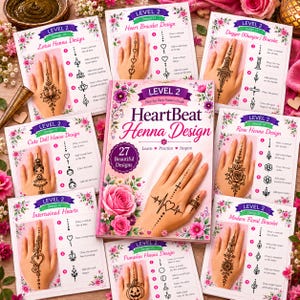 以下が含まれることがあります： 「HeartBeat Henna Design」と題されたガイドブックと一連のインストラクションカードのセット。手元に描くヘナタトゥーの様々なパターン（花、ハート、キャラクターなど）をステップバイステップのイラストで解説しています。