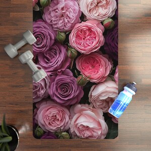 Tapis de yoga en caoutchouc à motif de roses roses et violettes | Imprimé photo floral