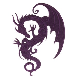 Peut inclure: Patch brodé de couleur violette représentant un dragon stylisé avec les ailes déployées.