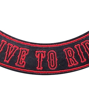 Peut inclure: Écusson de moto en cuir noir avec du texte brodé en rouge qui dit "Live to Ride".