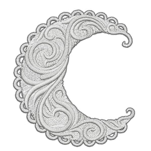 Peut inclure: Un croissant de lune blanc avec un motif décoratif complexe. La lune est en tissu et a un bord festonné.