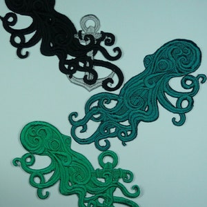 以下が含まれることがあります： タコとアンカーのデザインが施されたアイロン接着パッチ3枚。タコは黒、ティール、緑。アンカーはシルバーです。