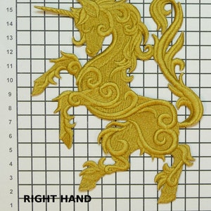 Könnte beinhalten: Gold gestickter Patch mit einem detailreichen Einhorn, das auf seinen Hinterbeinen steht und sein Horn nach links zeigt. Der Patch befindet sich auf einem karierten Hintergrund mit dem Text "RIGHT HAND" darunter.
