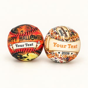Könnte beinhalten: Zwei Baseballs mit Halloween-Motiven. Der linke Ball hat einen orangefarbenen Hintergrund mit schwarzen Silhouetten von Bäumen, einem Spinnennetz und einem Geist sowie dem Text HAPPY HALLOWEEN und Your Text. Der rechte Ball zeigt Herbstblätter und den Text Happy Halloween, Your Text und 2026.