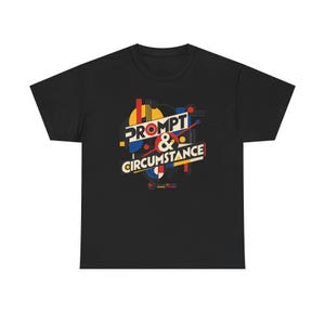 以下が含まれることがあります： PROMPT & CIRCUMSTANCEという文字が太い幾何学的なフォントで描かれたグラフィックデザインの黒い半袖Tシャツ。アートワークには、赤、黄、青の原色を使った抽象的な形、線、円が組み込まれています。