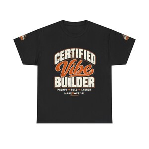 Puede incluir: Una camiseta negra de manga corta con el texto CERTIFIED Vibe BUILDER en letras naranjas y blancas con efecto desgastado. Debajo del texto aparecen las palabras PROMPT, BUILD y LAUNCH separadas por flechas, y el texto HAAPOWER AI abajo.