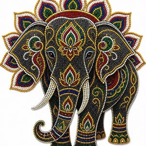 Könnte beinhalten: Ein dekoratives Wandbild in Elefantenform, das in Punktmalerei-Technik mit kleinen, farbigen Perlen oder Punkten gestaltet ist. Der Elefant hat eine dunkelgraue Grundfarbe mit komplexen, symmetrischen Mustern in Rot, Grün, Blau, Gelb und Weiß.