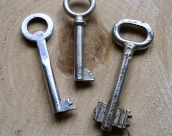 Rusty Old Metal Key - Vintage Rustic Skeleton Key - Industrial Home Decor - DIY Craft Supplies - Steampunk Key Decor - Rustic Wedding Decor