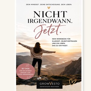 Op de afbeelding: Een digitaal werkboek van 98 pagina's getiteld NICHT IRGENDWANN. JETZT. met een omslagafbeelding van een persoon die op een berg staat met uitzicht op een vallei bij zonsondergang. De tekst bevat DEIN MINDSET, DEINE ENTSCHEIDUNG, DEIN LEBEN en GROWVESTO GEMEINSAM WACHSEN.