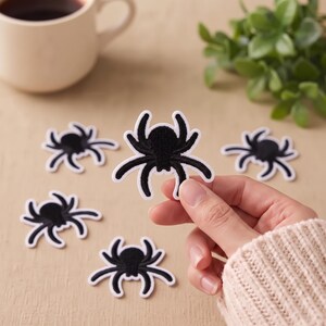 Broderad lapp med svart spindel, strykbar Halloween-applikation (4,8×5,8 cm)