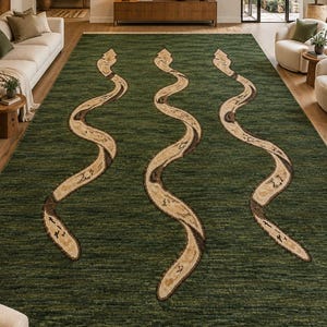 Puede incluir: Una alfombra rectangular con un fondo verde bosque profundo y tres grandes motivos de serpientes ondulantes en tonos beige y marrón oscuro. La alfombra tiene una superficie texturizada con rayas horizontales y está rematada con flecos color crema.