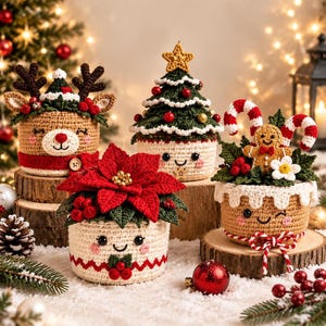 Könnte beinhalten: Vier gehäkelte Weihnachtsbehälter mit einem Rentier, einem Weihnachtsstern, einem geschmückten Tannenbaum und einem Lebkuchenmann mit Zuckerstangen. Jeder Behälter hat ein lächelndes Gesicht und detaillierte Garnverzierungen.