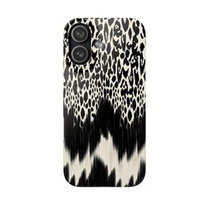Könnte beinhalten: Eine Smartphone-Hülle mit zweigeteiltem Muster. Die obere Hälfte zeigt ein schwarz-cremefarbenes Leopardenmuster, während die untere Hälfte in ein vertikales, schwarz-cremefarbenes Ikat-Pinselstrichmuster übergeht, inklusive Aussparung für die Doppelkamera.