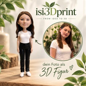 Könnte beinhalten: Eine individuelle 3D-gedruckte Figur einer Person mit langem braunem Haar, bekleidet mit einem weißen T-Shirt und einer schwarzen Hose. Das Bild enthält den Text isi3Dprint FROM IDEA TO 3D sowie ein kreisförmiges Foto mit dem Text dein Foto als 3D Figur.