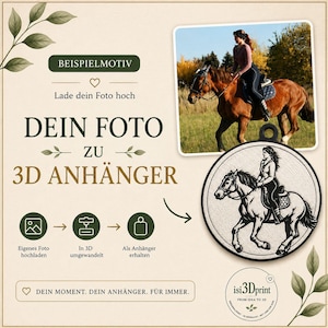 Könnte beinhalten: Ein kreisförmiger 3D-gedruckter Anhänger mit einer Reliefgravur einer reitenden Person. Das Design basiert auf einem Foto einer Person auf einem braunen Pferd auf einer Wiese. Der Anhänger hat oben eine kleine Öse zur Befestigung.