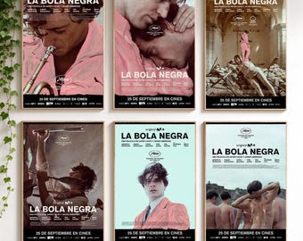 Puede incluir: Seis carteles de cine para La Bola Negra, cada uno con escenas diferentes con personas en tonos rosas o azules, incluyendo créditos de texto, el logotipo de Movistar Plus y el emblema del Festival de Cannes, fechados 25 de septiembre en cines.