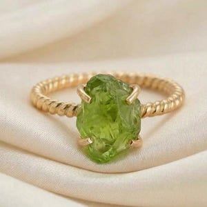 Rå grön peridotring, 14K guldring, tvinnad repring, handgjord ring, naturliga ädelstenssmycken, rustik födelsestensring, present till henne