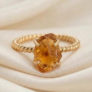 Rå citrin guldring, 14K guldpläterad, tvinnad bandring, handgjorda smycken, naturlig ädelstensring, gul kristallring, november födelsesten