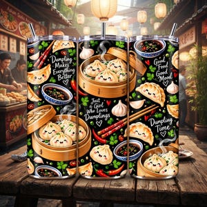 Può includere: Un bicchiere cilindrico in acciaio inossidabile con sfondo nero e un motivo ripetuto di ravioli a cartone animato con facce sorridenti, cestelli per vapore in bambù, bacchette rosse, peperoncini e ciotole di salsa con scritte.
