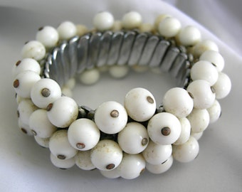 White Beaded Stretch Bracelet - Unsigned - Vintage