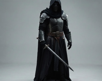 Pode incluir: Um traje de fantasia sombria com uma capa preta com capuz, uma placa peitoral metálica, ombreiras e braçadeiras. O conjunto inclui um cinto de couro castanho com uma fivela circular e uma espada de aço longa e pontiaguda na mão.
