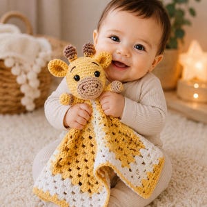 Może przedstawiać: Szydełkowany kocyk przytulanka w kształcie żyrafy z wzorem żółto-białych kwadratów typu granny square. Głowa żyrafy ma ciemnobrązowe akcenty na uszach i pyszczku oraz czarne bezpieczne oczy. Kocyk wykonany jest z miękkiej włóczki w kwadratowym kształcie.
