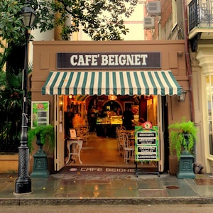 Fotoafdruk Cafe Beignet Cafe New Orleans. NOLA French Quarter, coffeeshopdecor, LA, beignets, kunst aan de muur, reisdecor, decor New Orleans
