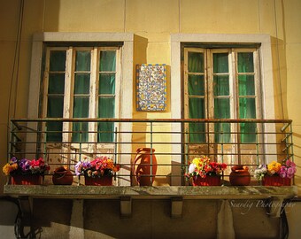 Lisboa, Portugal. Persianas de ventana. Caja de flores. Puertas. Cottage Chic. Decoración de cocina.  Azulejos balcón. Arte de la pared. Decoración del hogar. Fotografía de viaje