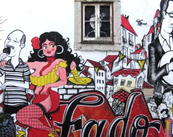Lisboa, Portugal. Arte callejero. Distrito de Alfama. Graffiti Fado Vadio Impresión de fotos. Fotografía. Ventana. Bailarín. Amarillo Rojo. Foto de viaje