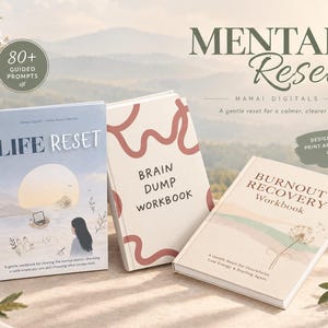 Może przedstawiać: Trzy zeszyty ćwiczeń zatytułowane Life Reset, Brain Dump Workbook oraz Burnout Recovery Workbook. Okładki zawierają delikatne pastelowe ilustracje, w tym krajobraz o zachodzie słońca, abstrakcyjne czerwone linie oraz dmuchawiec.