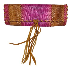 Bolso de mano de piel de serpiente con flecos de pitón en color rosa y marrón para mujer de Kooba