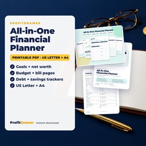 Op de afbeelding: Een digitale financiële planner genaamd ProfitDrawer All-in-One Financial Planner, met printbare PDF-pagina's voor doelen, budget, schulden en sparen. Inclusief US Letter en A4-formaten, getoond met een notitieboek, pen en munten.
