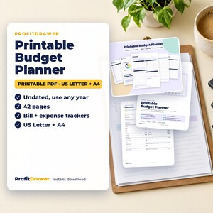 Op de afbeelding: Een printbare budgetplanner van ProfitDrawer met 42 ongedateerde pagina's, factuur- en onkosten-trackers, en US Letter- en A4-formaten. Het document wordt getoond naast een klembord, een koffiemok en verschillende gekleurde markeerstiften.