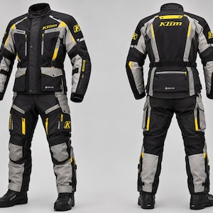 Könnte beinhalten: Ein schwarz-grau-gelbes Motorradjacken- und Hosen-Set mit Klim-Logo, mehreren Utility-Taschen, verstellbaren Riemen und Gore-Tex-Branding. Das Set wird sowohl von vorne als auch von hinten gezeigt und präsentiert die Schutzkleidung.