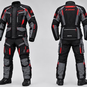 Può includere: Un completo da moto composto da giacca e pantaloni neri, grigi e rossi con logo Klim, tasche multiple con cerniera, cinghie regolabili e marchio Gore-Tex. Il completo è mostrato sia di fronte che di spalle, evidenziando l'abbigliamento protettivo.