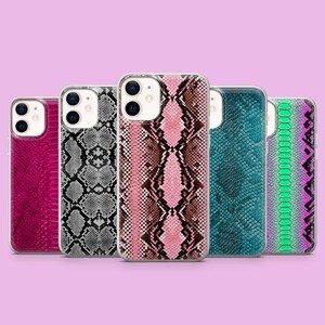 Puede incluir: Cinco fundas para smartphone dispuestas en fila, cada una con un patrón de piel de serpiente distinto. Los diseños incluyen magenta sólido, escamas de diamante en blanco y negro, escamas geométricas en rosa y marrón, verde azulado sólido y un degradado verde y morado.