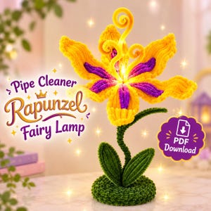 Puede incluir: Una lámpara de flor hecha a mano con limpiapipas amarillos y morados, con tallo y base verdes. El texto "Pipe Cleaner Rapunzel Fairy Lamp" y una insignia de "PDF Download" son visibles. La flor tiene pétalos rizados y un centro brillante.