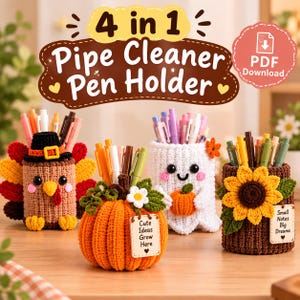 Puede incluir: Cuatro portalápices de ganchillo con forma de pavo, calabaza, fantasma y girasol. La calabaza tiene una etiqueta que dice "Cute Ideas Grow Here" y el girasol una que dice "Small Notes Big Dreams". El texto "4 in 1 Pipe Cleaner Pen Holder" y "PDF Download" es visible.