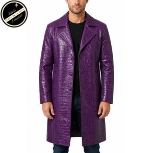 Cappotto da uomo in pelle goffrata effetto coccodrillo viola, giacca lunga di grande impatto