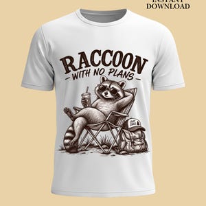 Puede incluir: Una camiseta blanca con un gráfico marrón oscuro de un mapache con gafas de sol, descansando en una silla plegable con una bebida. El texto dice RACCOON WITH NO PLANS y JUST CHILL en una gorra junto a una mochila. El texto superior derecho dice DIGITAL PNG INSTANT DOWNLOAD.