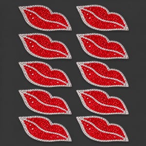 Pode incluir: Dez emblemas idênticos em forma de lábios dispostos em duas colunas verticais. Cada emblema apresenta uma superfície vermelha brilhante coberta por pequenos cristais cintilantes, contornada por uma borda de strass claros e reflexivos.